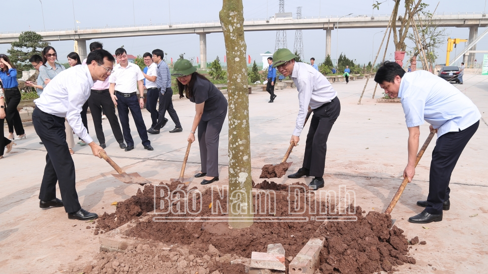 Các đại biểu tham gia trồng cây tại Cụm Công trình Kênh nối Đáy – Ninh Cơ. 

