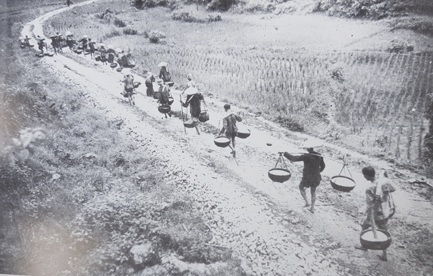 Lực lượng dân công vận chuyển lương thực ra mặt trận Điện Biên Phủ. Ảnh tư liệu 

