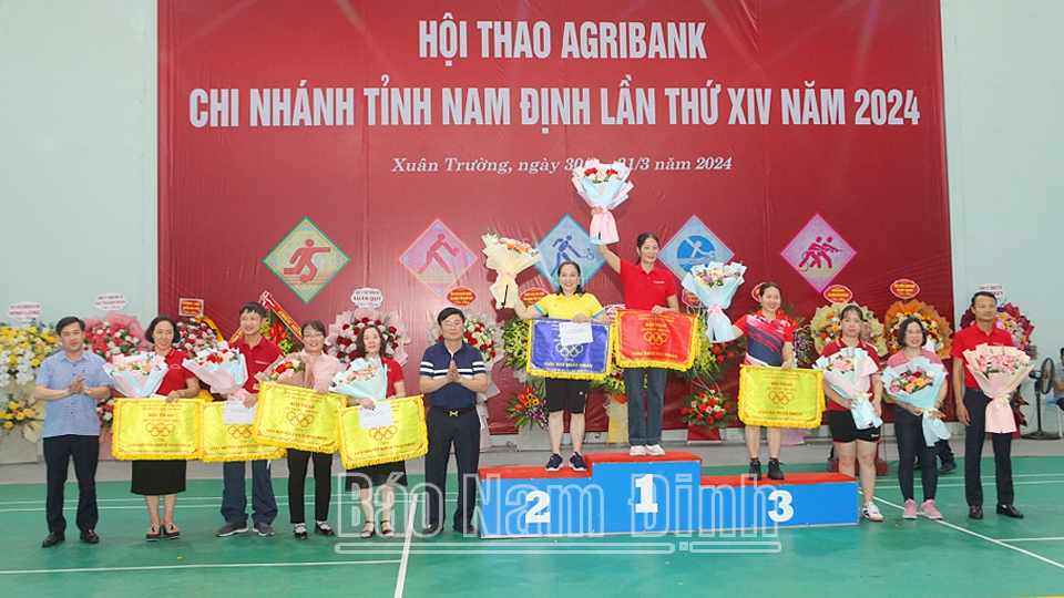 Ban Tổ chức Hội thao trao giải Nhất toàn đoàn cho Chi nhánh huyện Giao Thuỷ, giải Nhì cho Văn phòng Hội sở Agribank tỉnh, giải Ba cho Chi nhánh huyện Hải Hậu. 

