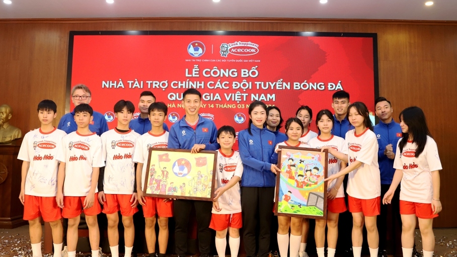 Các em nhỏ Làng trẻ em SOS tặng các tuyển thủ đội tuyển nam, nữ những bức tranh cổ động đội tuyển do các em tự vẽ, với lời nhắn nhủ luôn dành trọn niềm tin, tình cảm và sự ủng hộ đối với các ĐTQG Việt Nam.