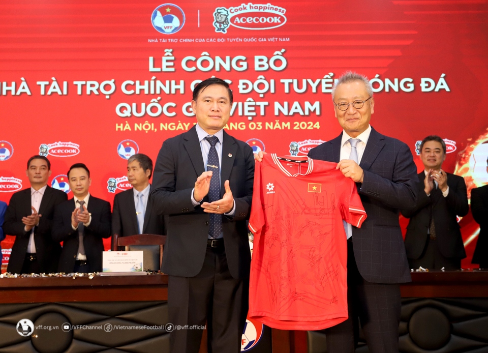 Phó chủ tịch VFF Trần Anh Tú tặng Nhà tài trợ Acecook Việt Nam chiếc áo thi đấu của ĐTQG Việt Nam có chữ ký của các tuyển thủ