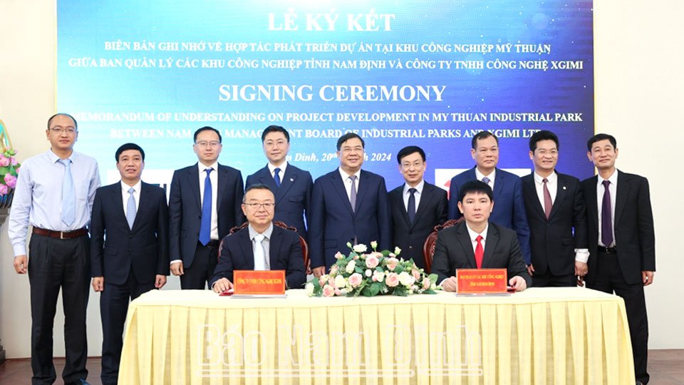 Các đồng chí lãnh đạo tỉnh chứng kiến Lễ ký kết biên bản ghi nhớ về hợp tác, phát triển dự án giữa Ban Quản lý các KCN tỉnh và Công ty TNHH Công nghệ XGIMI. 