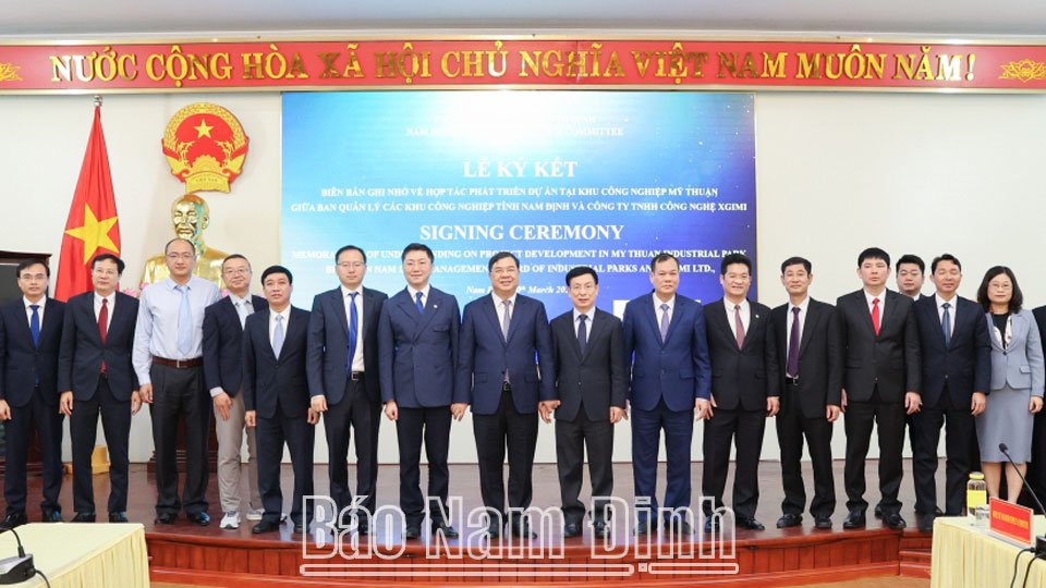 Các đồng chí lãnh đạo tỉnh chụp ảnh lưu niệm với lãnh đạo Công ty TNHH Công nghệ XGIMI.