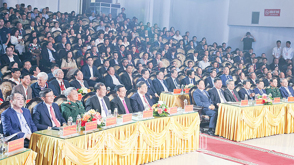 Các đồng chí lãnh đạo Trung ương, lãnh đạo tỉnh và đại biểu dự hội nghị.
