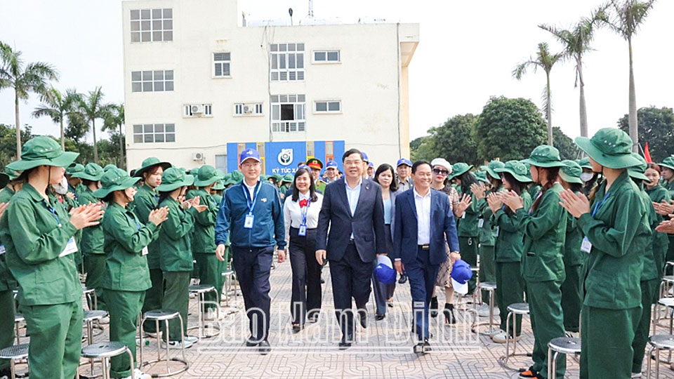 ồng chí Phạm Gia Túc, Uỷ viên BCH Trung ương Đảng, Bí thư Tỉnh uỷ; các đồng chí Ủy viên Ban TVTU đến dự Lễ phát động Tết trồng cây tại Trường Đại học Kinh tế - Kỹ thuật  Công nghiệp.