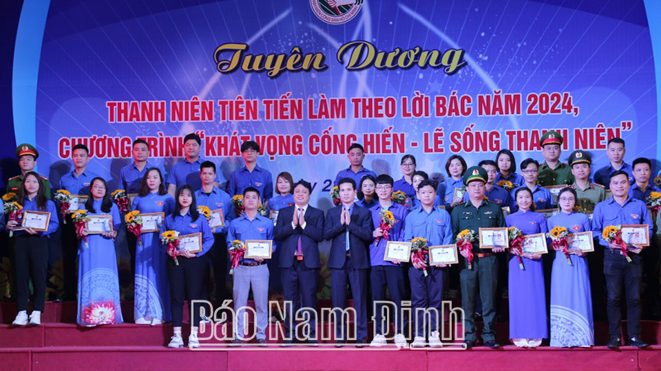 Đồng chí Trần Minh Thắng, Ủy viên Ban TVTU, Trưởng Ban Dân vận Tỉnh ủy và lãnh đạo Tỉnh Đoàn trao Giấy chứng nhận cho 42 thanh niên tiên tiến làm theo lời Bác năm 2024 trên các lĩnh vực.