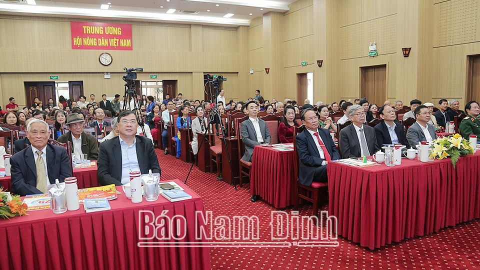 Đồng chí Phạm Gia Túc, Ủy viên BCH Trung ương Đảng, Bí thư Tỉnh ủy và các đại biểu tham dự buổi gặp mặt.