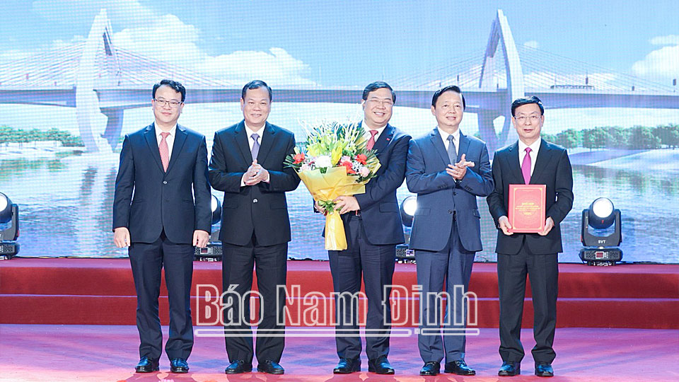 Đồng chí Trần Hồng Hà, Ủy viên BCH Trung ương Đảng, Phó Thủ tướng Chính phủ tặng hoa chúc mừng Đảng bộ, chính quyền và nhân dân tỉnh Nam Định.