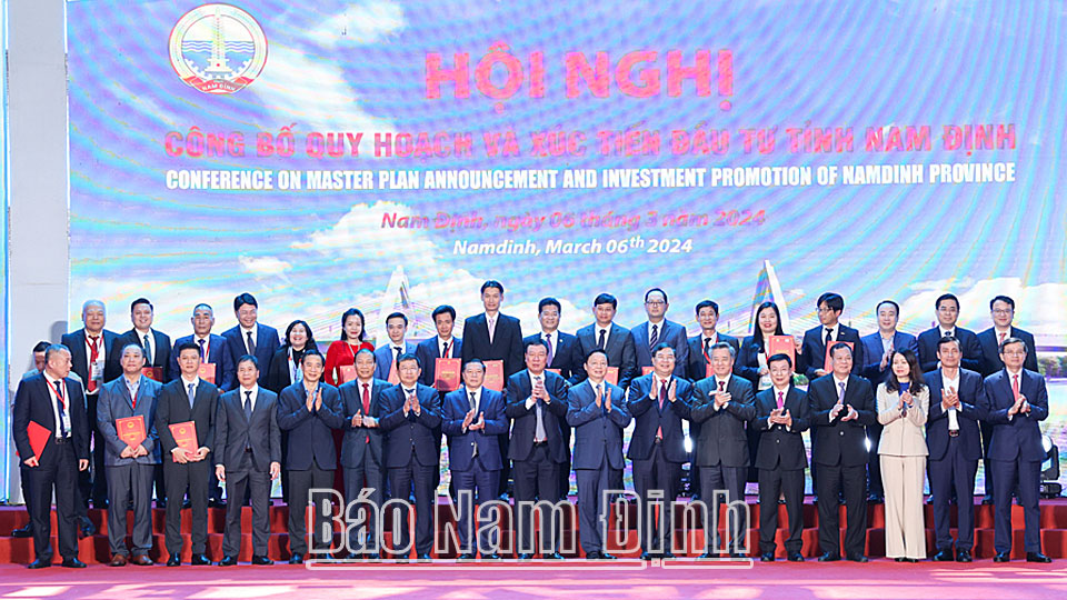 Đồng chí Trần Hồng Hà, Ủy viên BCH Trung ương Đảng, Phó Thủ tướng Chính phủ và các đồng chí lãnh đạo Trung ương, tỉnh chụp ảnh lưu niệm với các nhà đầu tư