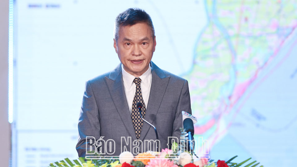 Ông Cheng Wai Keung – Phó Giám đốc điều hành, Công ty TNHH Top Textiles, nhà đầu tư đang đầu tư tại Khu công nghiệp Dệt may Rạng Đông phát biểu tại hội nghị.