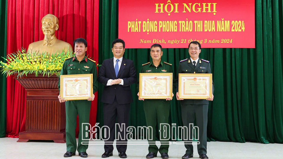 Đồng chí Phó Chủ tịch Thường trực UBND tỉnh Trần Anh Dũng trao Bằng khen của Chủ tịch UBND tỉnh cho các đơn vị.
