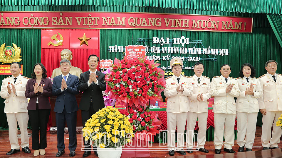 Đồng chí Nguyễn Anh Tuấn, Ủy viên Ban TVTU, Bí thư Thành ủy, Chủ tịch HĐND thành phố Nam Định và các đồng chí lãnh đạo thành phố tặng lẵng hoa chúc mừng Đại hội.