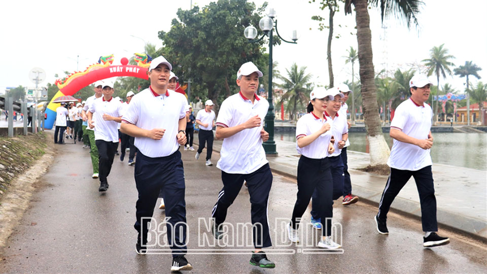 Các đại biểu, cán bộ, công chức, viên chức huyện Hải Hậu tham gia Ngày chạy Olympic. 