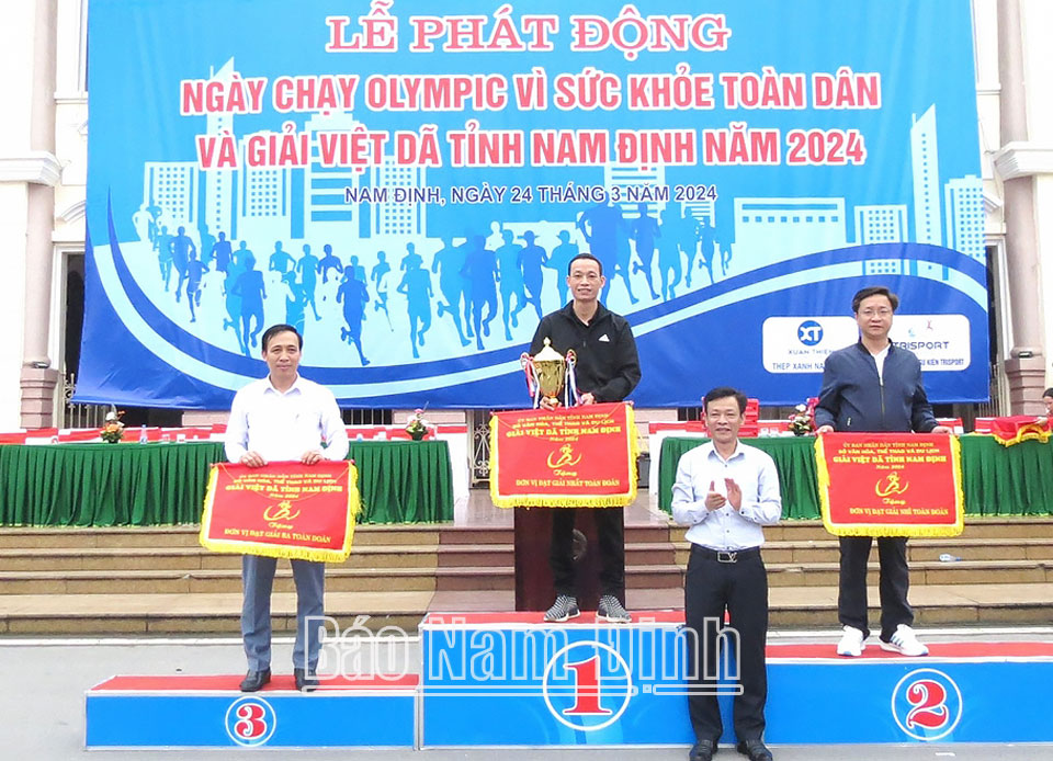 Ban tổ chức trao Giải toàn đoàn Nhất, Nhì, Ba cho các đoàn VĐV tham gia Giải Việt dã tỉnh năm 2024.
