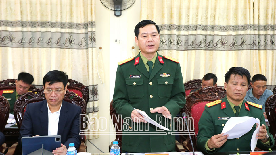 Đại tá Nguyễn Bá Thịnh, Ủy viên Ban TVTU, Chỉ huy trưởng Bộ CHQS tỉnh báo cáo tại hội nghị. 