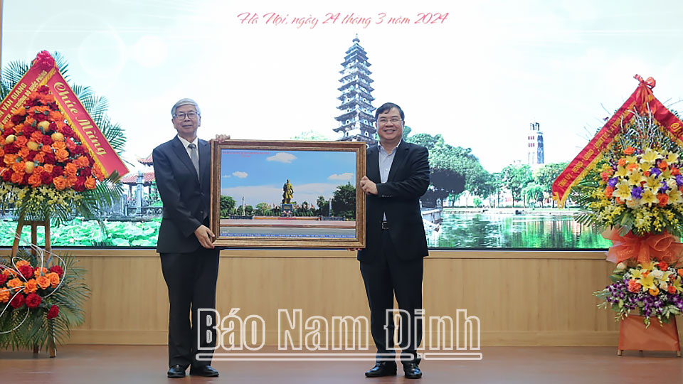 Hội đồng hương tỉnh Nam Định tại Hà Nội tặng đồng chí Bí thư Tỉnh ủy Phạm Gia Túc bức tranh kỷ niệm.