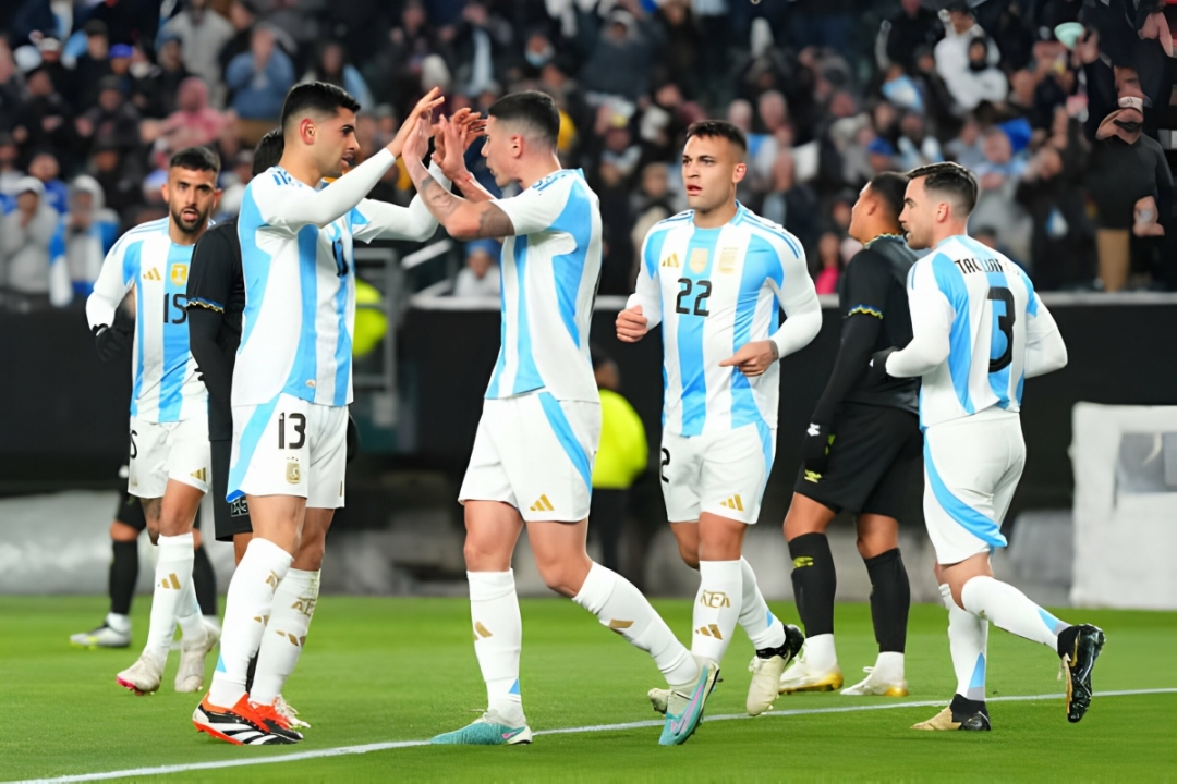 ĐT Argentina ăn mừng chiến thắng.