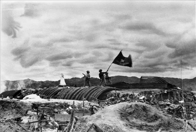 Ngày 7-5-1954, Chiến dịch lịch sử Điện Biên Phủ kết thúc thắng lợi, toàn bộ tập đoàn cứ điểm của địch ở Điện Biên Phủ đã bị quân ta tiêu diệt, lá cờ Quyết chiến quyết thắng phấp phới bay trên nóc hầm Tướng De Castries. 
Ảnh: Tư liệu TTXVN