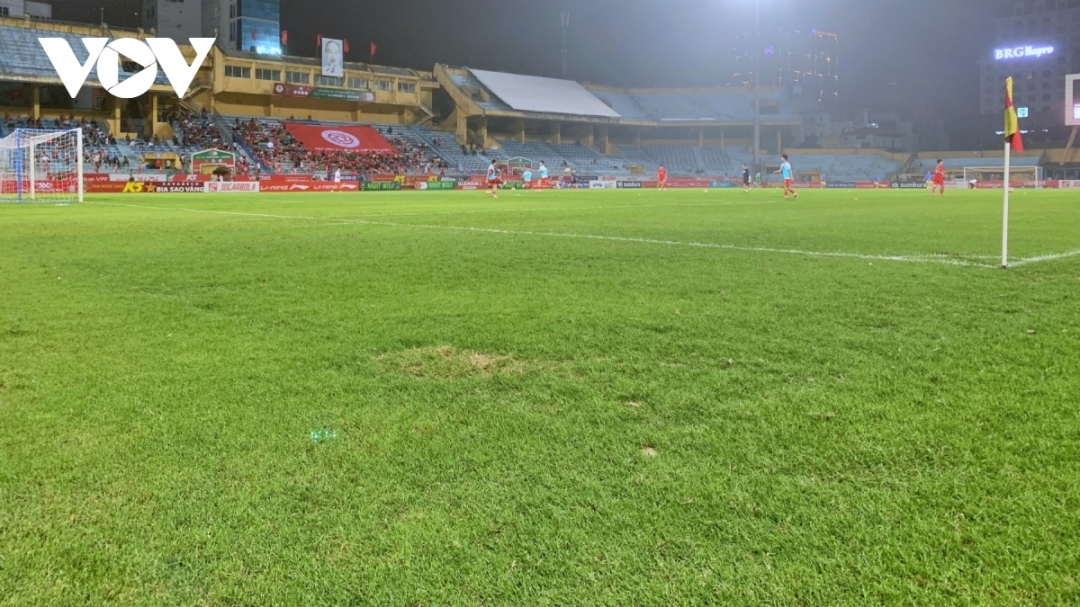 Sân Hàng Đẫy bị thu nhỏ kích thức thi đấu để khắc phục mặt cỏ