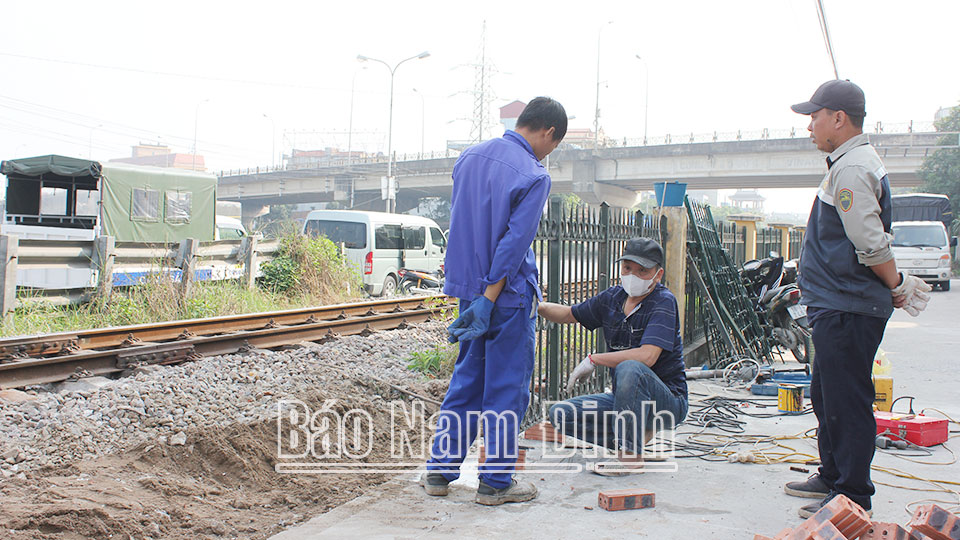 Các lực lượng chức năng xóa bỏ lối đi tự mở trái phép qua đường sắt trên địa bàn phường Lộc Hòa.