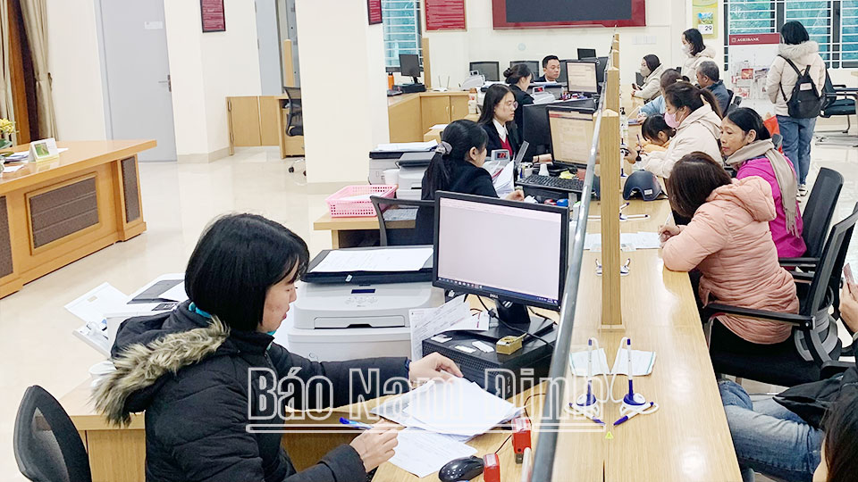 Hoạt động giao dịch tại Ngân hàng Nông nghiệp và Phát triển nông thôn Việt Nam Chi nhánh Đông Bình (Nghĩa Hưng).