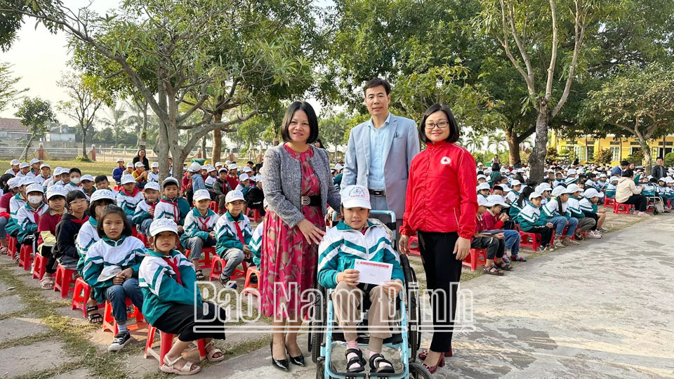 Hội Chữ thập đỏ huyện Giao Thuỷ phối hợp với các tổ chức, cá nhân hảo tâm trao tặng xe lăn cho học sinh khuyết tật Trường Tiểu học xã Giao Hà.