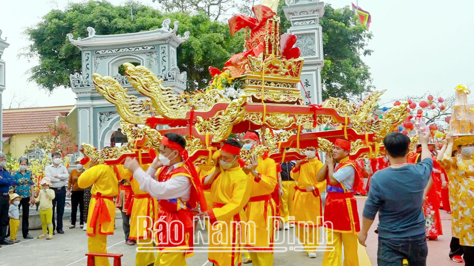 Nghi thức rước kiệu trong Lễ hội truyền thống Đền làng Xuân Bảng, thị trấn Xuân Trường.