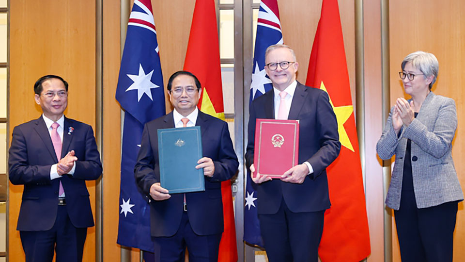 Thủ tướng Phạm Minh Chính và Thủ tướng Australia Anthony Albanese trao đổi tuyên bố về việc nâng cấp quan hệ hai nước lên Đối tác Chiến lược toàn diện.
            Ảnh: VGP/Nhật Bắc