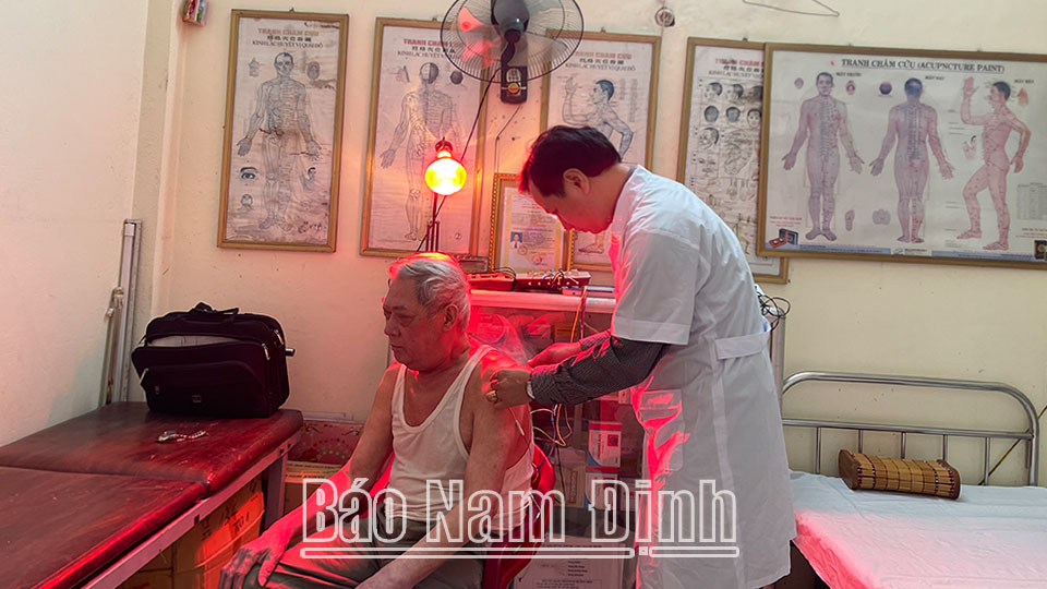 Lương y Vũ Quốc Tuấn, phòng khám Vạn Xuân (thành phố Nam Định) sử dụng đèn hồng ngoại và máy điện châm chữa bệnh cho bệnh nhân.
Bài và ảnh: Thanh Hoa