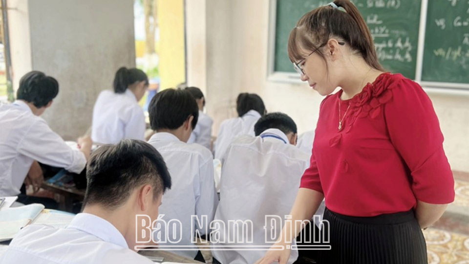 Cô giáo Nguyễn Thị Duyên, Trường THPT Cao Phong (Xuân Trường) và các học sinh trong một giờ học.
Ảnh: Do cơ sở cung cấp
