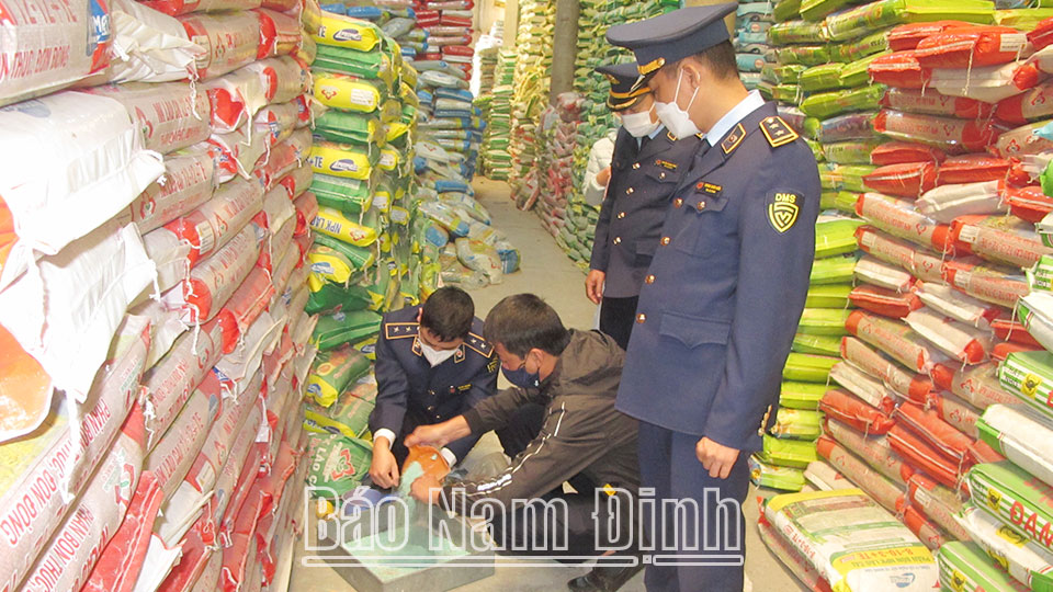 Lực lượng liên ngành Quản lý thị trường và Thanh tra Sở Nông nghiệp và Phát triển nông thôn kiểm tra mặt hàng phân bón lưu thông trên địa bàn huyện Ý Yên.