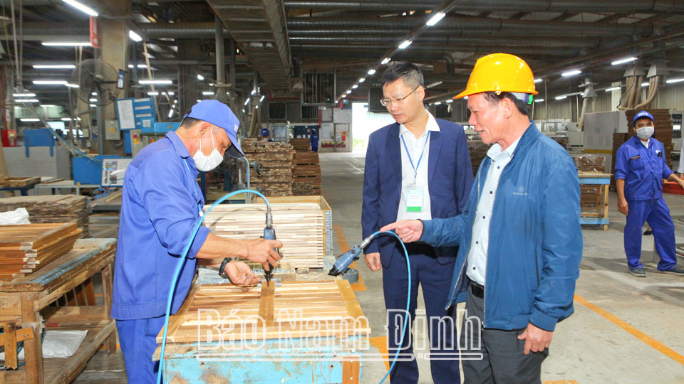 Sản xuất đồ gỗ dân dụng xuất khẩu tại Công ty Cổ phần Lâm sản Nam Định (Khu công nghiệp Hòa Xá).