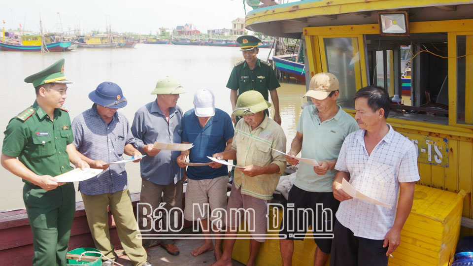 Hội Nông dân Thị trấn Quất Lâm phối hợp với Đồn Biên phòng Quất Lâm tuyên truyền về phát triển kinh tế với giữ gìn bình yên tuyến biển cho hội viên nông dân.