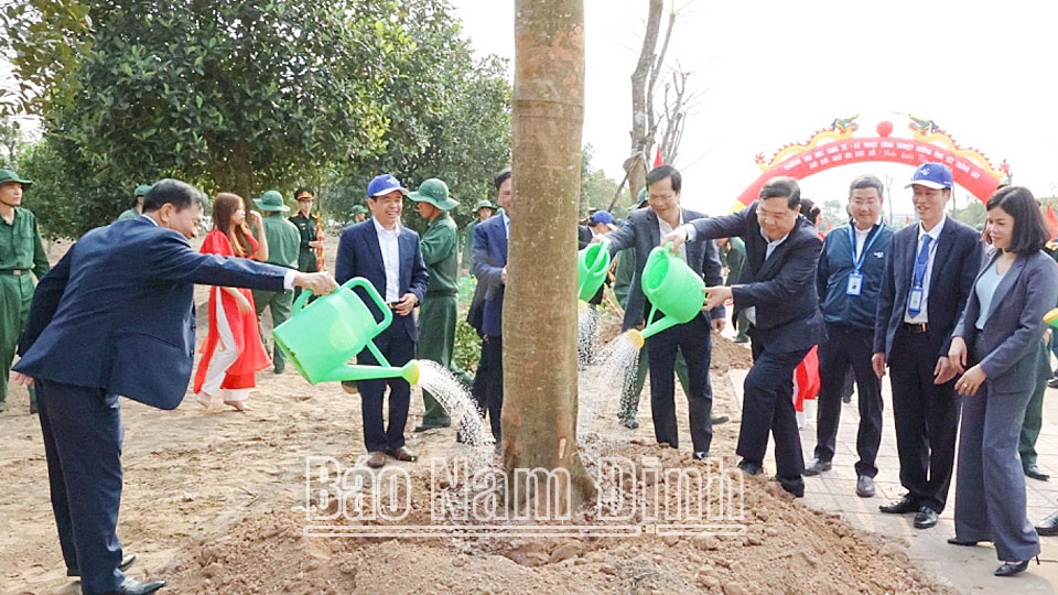 Đồng chí Bí thư Tỉnh uỷ Phạm Gia Túc và các đồng chí lãnh đạo tỉnh tham gia trồng cây tại vườn trường.