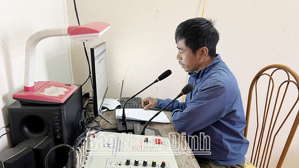 Cán bộ Đài truyền thanh xã Yên Lương thực hiện chương trình phát thanh hàng ngày.