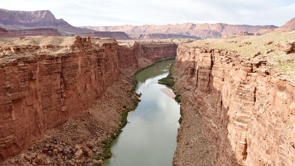 Sông Colorado nhìn từ cầu Navajo ở Marble Canyon, Arizona, Mỹ.
Ảnh: AFP/TTXVN