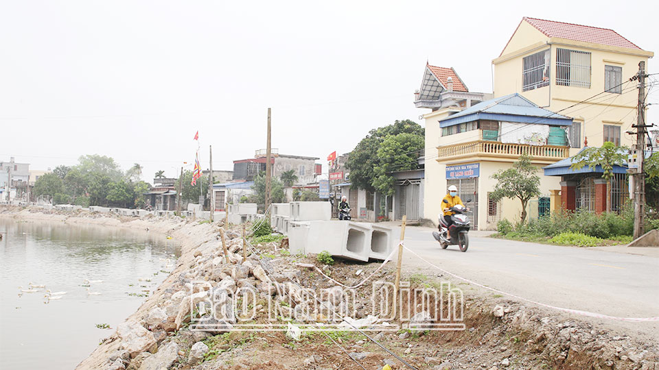 Dự án cải tạo, nâng cấp tuyến nhánh tỉnh lộ 488B đoạn qua xã Liêm Hải đang được triển khai thi công.
Bài và ảnh: Văn Trọng