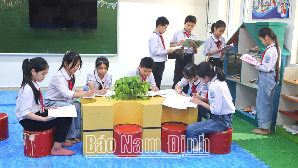 Học sinh đọc sách trong thư viện đạt chuẩn của Trường Tiểu học Hải Phương.