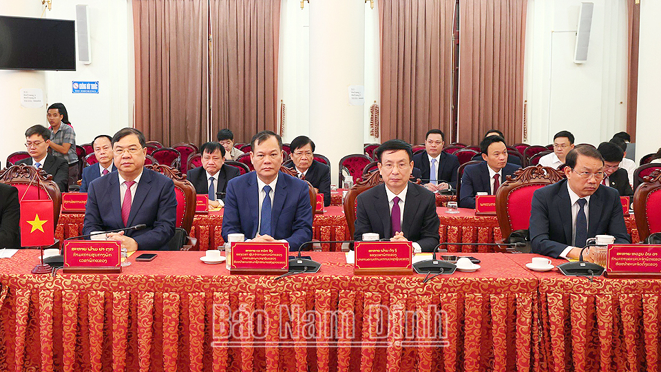 Các đồng chí lãnh đạo tỉnh Nam Định dự buổi hội đàm.