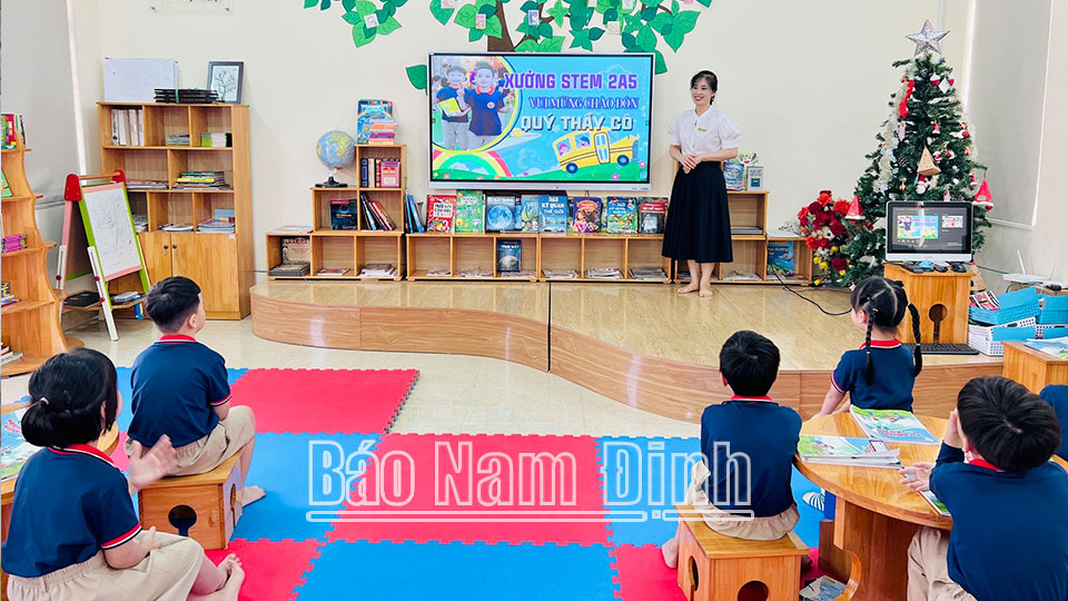 Cô và trò Trường Tiểu học Trần Nhân Tông (thành phố Nam Định) trong một tiết học theo phương pháp STEM.