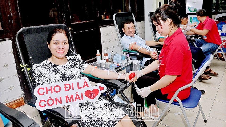 Cán bộ, công chức Văn phòng Tỉnh ủy tích cực tham gia hiến máu nhân đạo 
