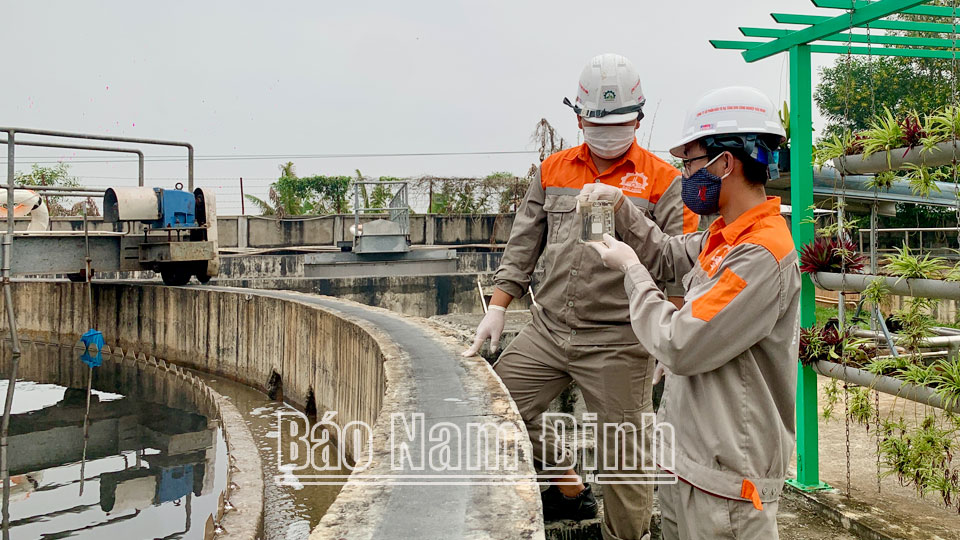 Công nhân Nhà máy xử lý nước thải Khu công nghiệp Bảo Minh (Vụ Bản) kiểm tra chất lượng nguồn nước thải công nghiệp, đảm bảo xử lý an toàn trước khi xả ra môi trường. 