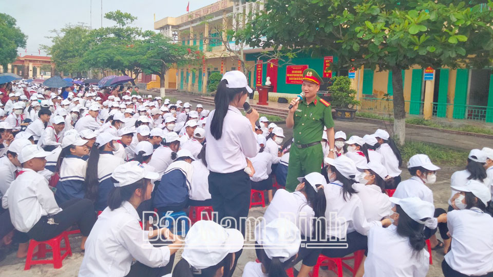 Công an huyện Hải Hậu tuyên truyền về phòng ngừa tội phạm và các tệ nạn xã hội cho học sinh các trường THCS trên địa bàn huyện.