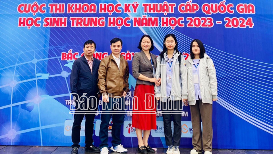 Ban Giám hiệu Trường THPT chuyên Lê Hồng Phong chúc mừng giáo viên hướng dẫn và học sinh đoạt giải tại Cuộc thi. Ảnh do cơ sở cung cấp