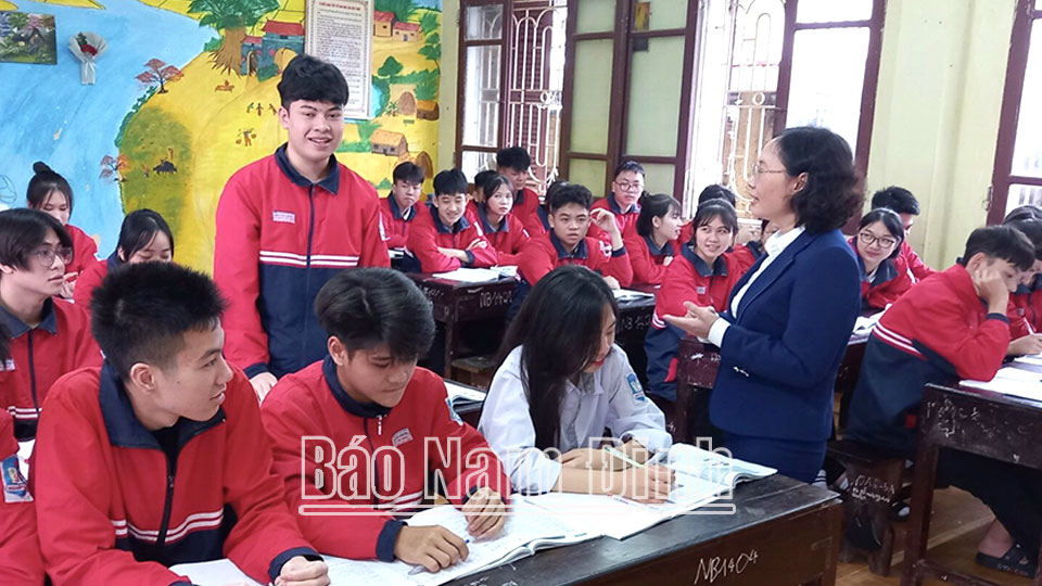 Cô Vũ Thị Tuyết Anh và học sinh trong một giờ học.