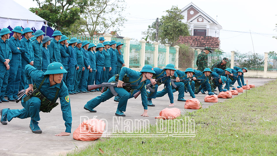 Dân quân tự vệ huyện Giao Thủy luyện tập bắn súng tiểu liên AK.