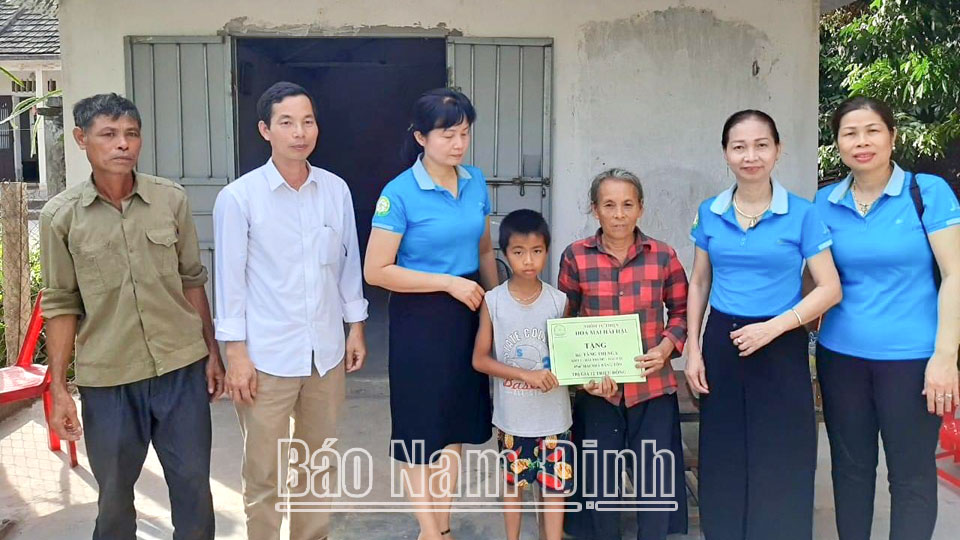 Nhóm từ thiện Hoa Mai Hải Hậu (Hải Hậu) ủng hộ mái nhà bằng tôn cho gia đình bà Tăng Thị Nga, xóm 1, xã Hải Trung. 
Ảnh: Do cơ sở cung cấp