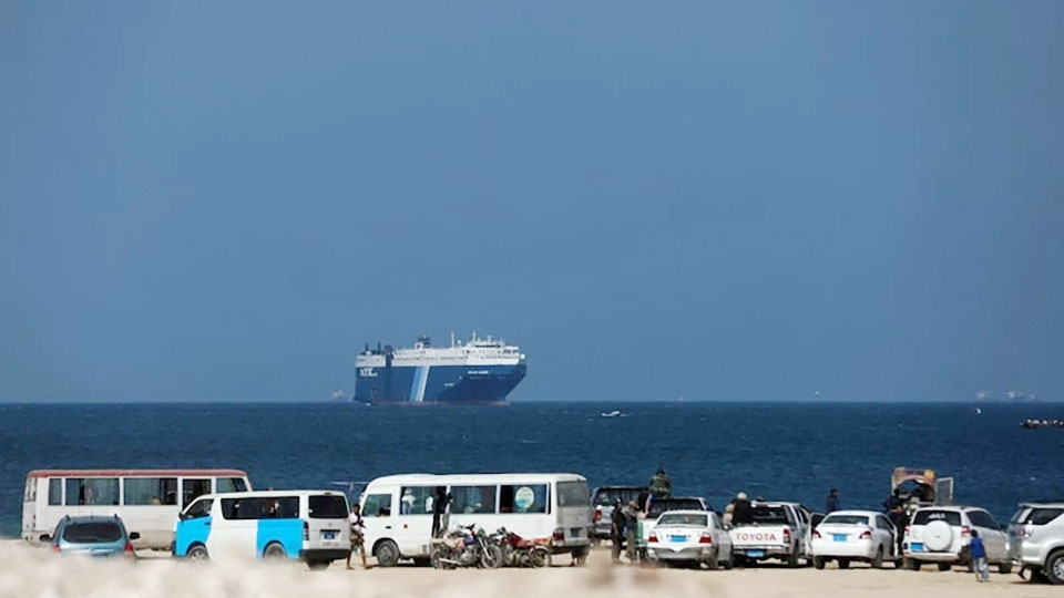 Tàu thương mại Galaxy Leader, bị lực lượng Houthi của Yemen bắt giữ, được nhìn thấy ngoài khơi bờ biển al-Salif, Yemen, ngày 5-12-2023.
Ảnh: REUTERS