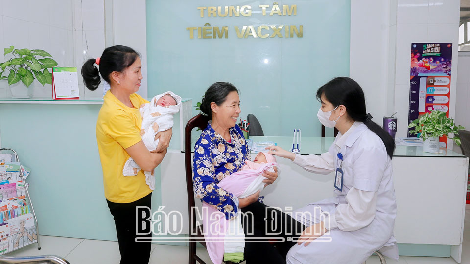 Tiêm vắc-xin viêm gan B cho trẻ sơ sinh tại Trung tâm tiêm vắc-xin Bệnh viện Đa khoa Sài Gòn - Nam Định.