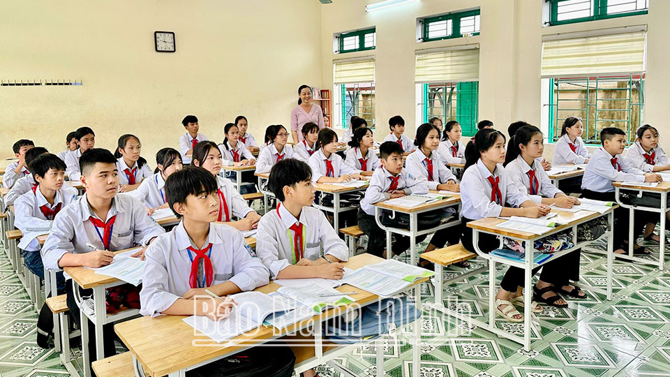 Cô và trò Trường THCS Đồng Sơn (Nam Trực) trong một giờ học.
Bài và ảnh: Minh Thuận